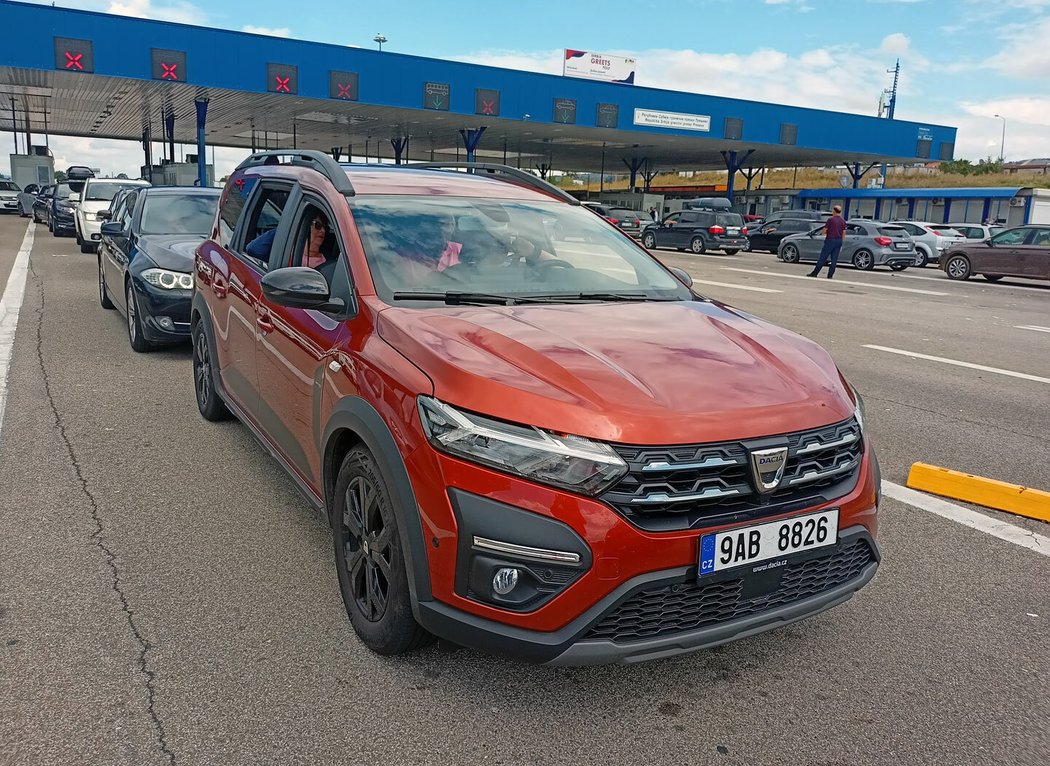 V srpnu se jogger vypravil se čtyřmi dospělými a plným kufrem až do Řecka. Výkon motoru 81 kW sice stačil, ale bez rezervy. Pasažéři si stěžovali na nepohodlné sedačky vzadu.