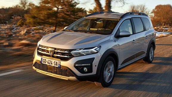 První hybridní Dacia se blíží! Elektrifikovaný Jogger se ukáže v Paříži