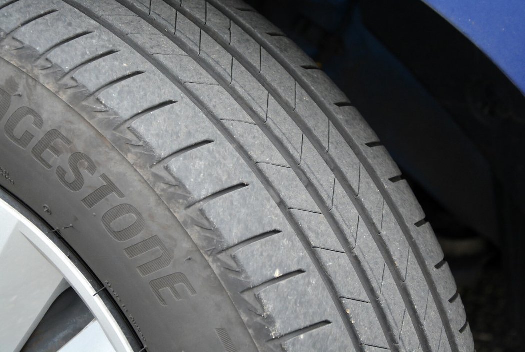 Vozy Dacia překvapují tím, že z výroby jezdí na velmi kvalitních pneumatikách nejdražších značek. Bridgestone Turanza vypadají takto, přičemž najeto mají minimálně 70 000 km (majitel je vystřídal se zimními). Povšimněte si pravidelného opotřebení dezénu coby znaku excelentní geometrie.