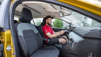 Sandero je klasicky postavený čtyřmetrový hatchback a tomu odpovídá také nabídka jeho prostoru pro posádku. Sandero je klasicky postavený čtyřmetrový hatchback a tomu odpovídá také nabídka jeho prostoru pro posádku.