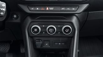 Dacia je ovládacími prvky příjemně staromódní, dotykový displej je přehledný Dacia je ovládacími prvky příjemně staromódní, dotykový displej je přehledný