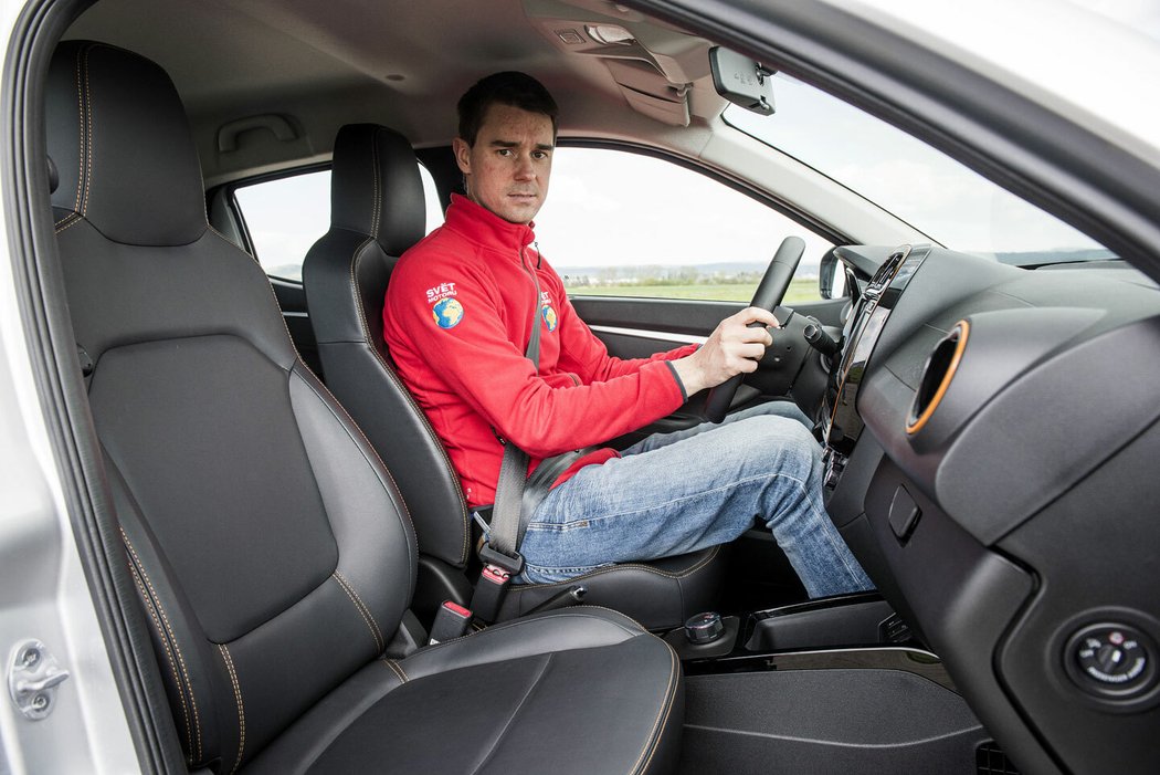 Ve springu se sedí vysoko a blízko dveřím, volant nelze nijak seřizovat. Je umístěn spíše níže a vyšším jedincům zakrývá přístroje. Do pravé nohy trochu tlačí středový panel. Chválíme velké a dobře přístupné odkládací schránky. Sedadla mají vystrčené bederní opěrky, které mohou tlačit. Celkově jsou pak hodně úzká, nepříliš pohodlná a integrovaná hlavová opěrka je hodně vzadu.