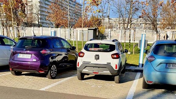 Elektrická Dacia poprvé vyfocena na denním světle. I prcek od Renaultu je proti ní velké auto