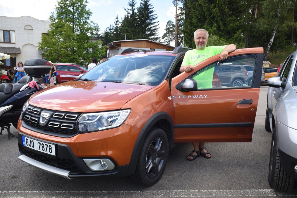 Petr Böhm z Havlíčkova Brodu si své oranžové Sandero Stepway vyzvedl teprve dva dny před akcí. Vyhrál v kategorii nejmladší vůz.