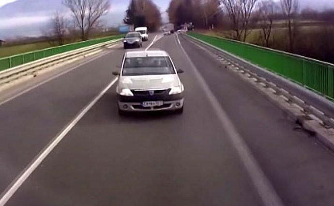 Video: Slovenský logan se čelně střetl s kamionem. Dopadlo to strašlivě...