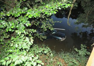 Tragédie u Dačic: Auto narazilo do stromu a vjelo do rybníka, spolucestující zemřel.