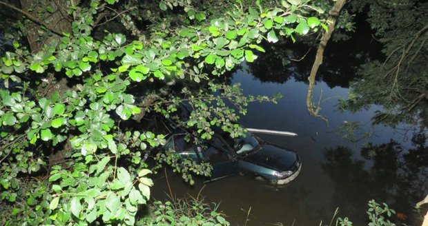 Tragédie u Dačic: Auto narazilo do stromu a vjelo do rybníka, spolucestující zemřel.