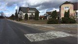 Zámková dlažba na asfaltce v Dačicích: Standardní postup, hájí se silničáři
