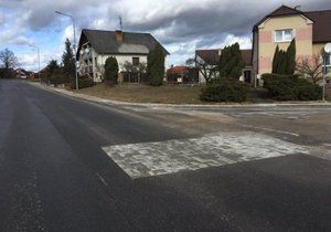 Při opravě silnice v Dačicích byly použity dlažební kostky.