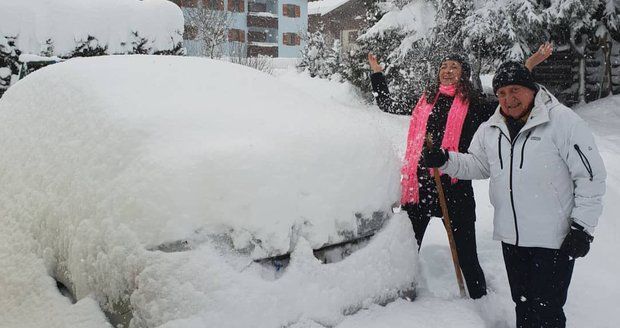 Felix Slováček a Lucie Gelemová si na horách užívají zimní radovánky.