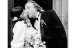 1983 Svatbu potvrdili vatbu potvrdili vášnivými polibky.