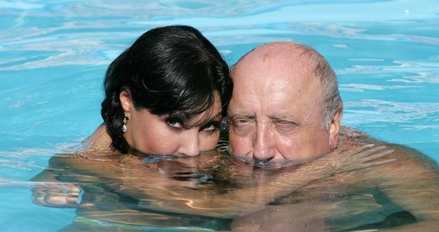 Felix Slováček a Dáda Patrasová v bazénu