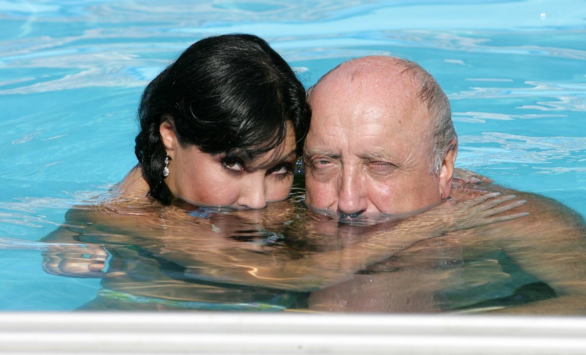 Felix Slováček a Dáda Patrasová v bazénu