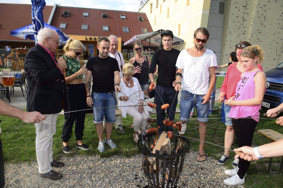 Felix Slováček na zahradní párty s protagonisty muzikálu Alenka v kraji zázraků.