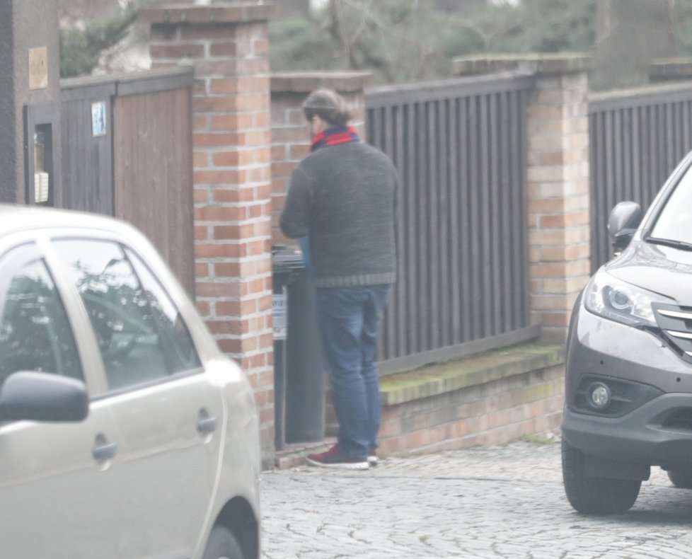 Felix Slováček před domem Dády Patrasové zametal stopy.