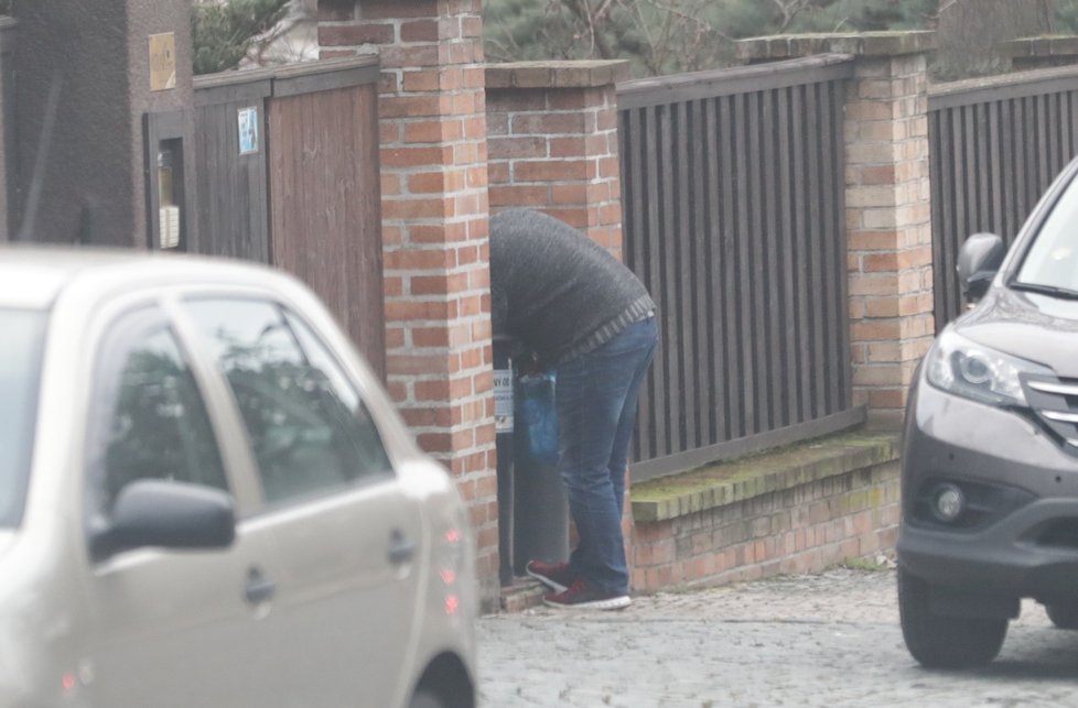 Felix Slováček před domem Dády Patrasové zametal stopy.