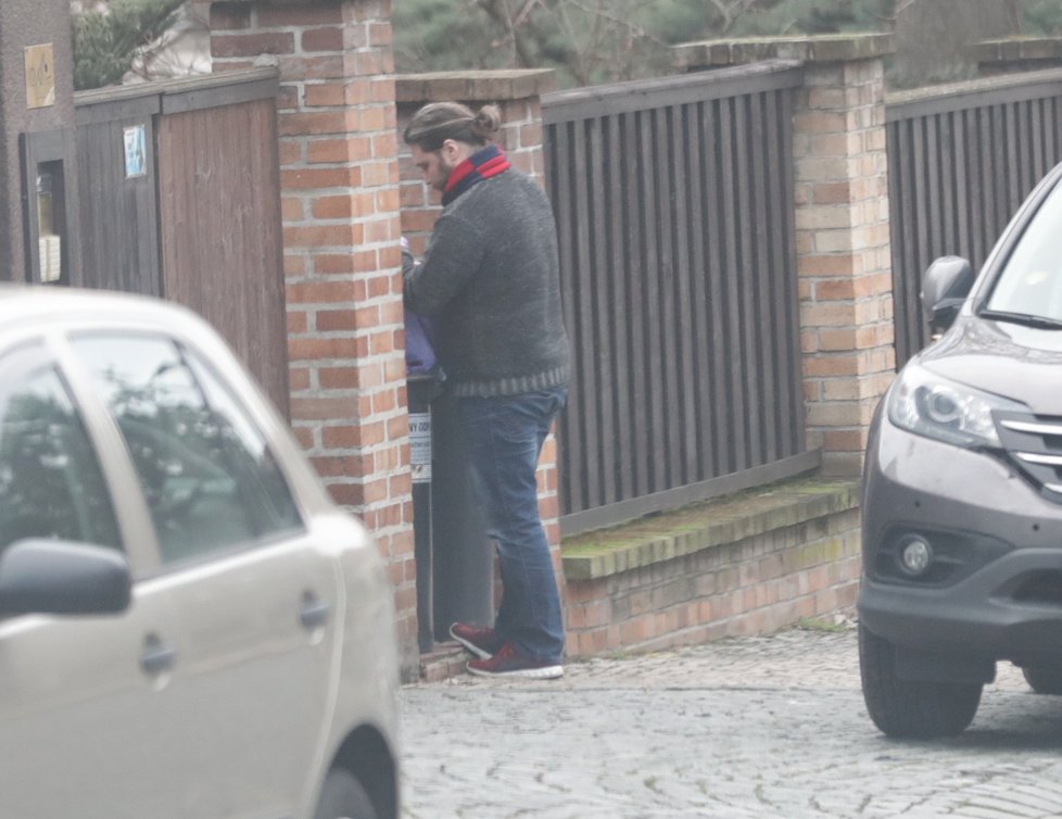 Felix Slováček před domem Dády Patrasové zametal stopy.