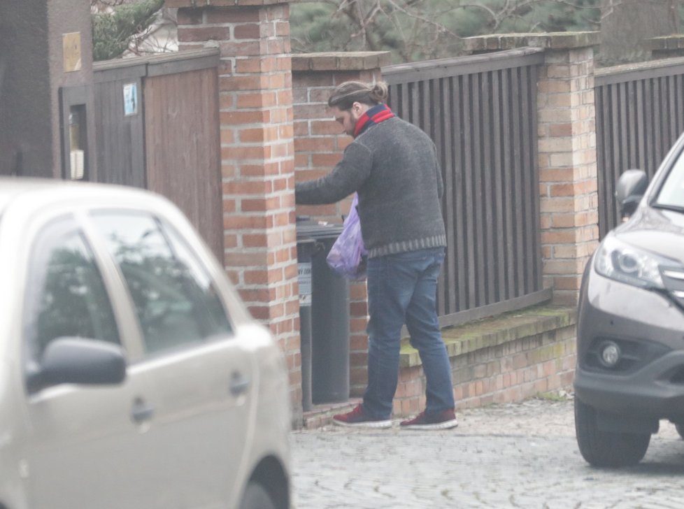 Felix Slováček před domem Dády Patrasové zametal stopy.