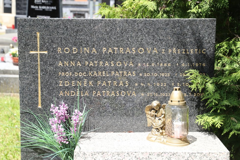 Pravý hrob rodiny Patrasových, kde je uložen i Dádin otec Karel.