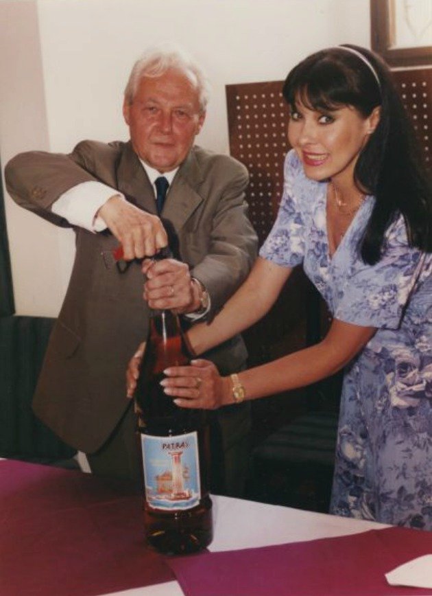 2000 S tatínkem křtila víno: Víno Patras vyrábělo jedno naše vinařství. Vybralo si jako kmotra Dádina tatínka Karla, který byl filharmonik. Patras se ale jmenuje i jedno přístavní město v Řecku.