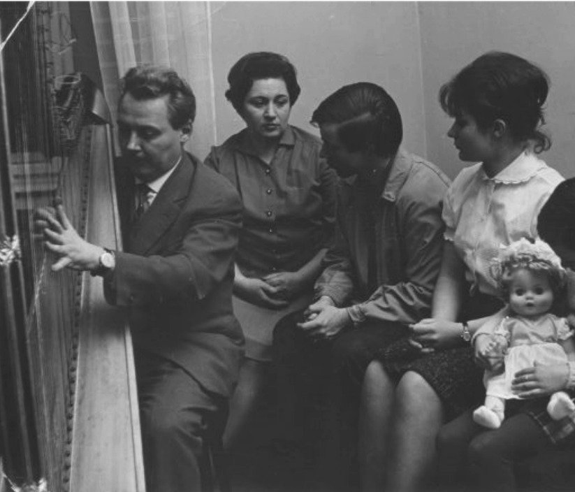 1962 Rodina s harfou: Celá rodina pohromadě. Tatínek Karel s harfou, na niž hrál ve filharmonii, maminka Věra, která tam zpívala, bratr Vladimír, sestra Věra a Dáda – jak jinak než s panenkou na klíně.