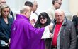 Dáda Patrasová na pohřbu své dcery Aničky (†29) Dáda Patrasová na pohřbu své dcery Aničky (†29)