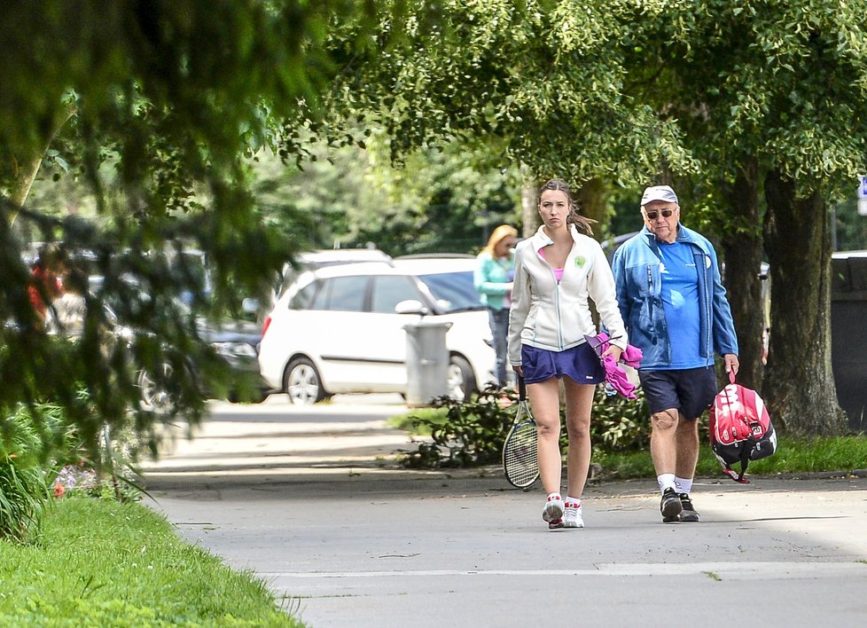 Slováček s milenkou Lucií na tenisovém turnaji na Moravě