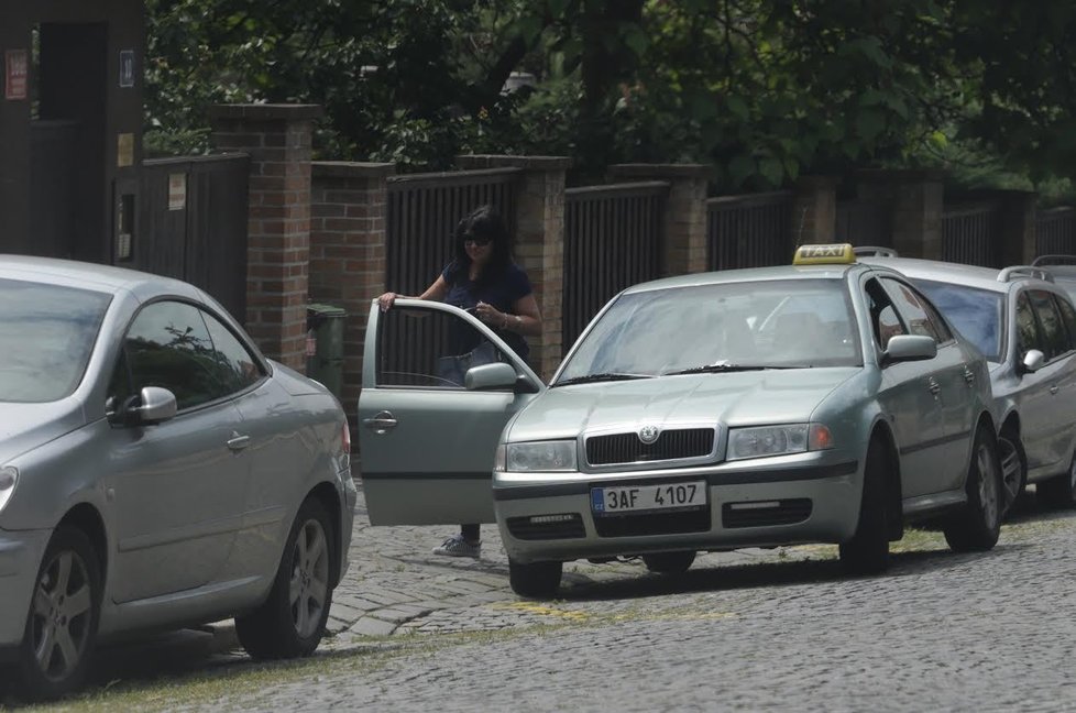 30. 6. 2015 12:58 hod. Praha-Vinohrady Dáda Patrasová přijela od kadeřnice zpátky domů. Manžela tam ale nenašla.