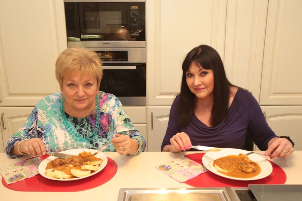 Dáda s redaktorkou Blesku Hankou, si pochutnávají na výborné večeři