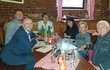 S manželi Krampolovými, organizátorem Davidem Novotným a dalšími přáteli se setkali v italské restauraci.