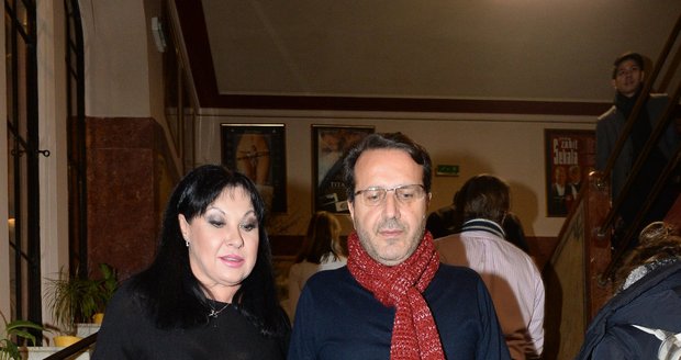 Dáda Patrasová s milencem Vitem na premiéře filmu Kytice