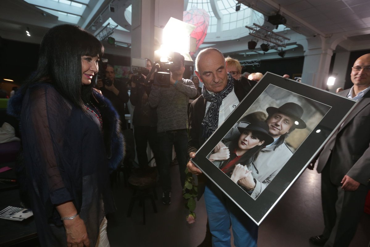 Památeční fotka: Miloš Schmiedberger (68) přišel s fotografií, na níž jsou Dáda s Felixem v roce 1984. To se fotograf ženil a Dáda mu šla za svědka. Místo u oltáře ale Miloš fotil Slováčkovy na Staroměstském náměstí. „Málem jsme veselku všichni zmeškali,“ zavzpomínal fotograf.