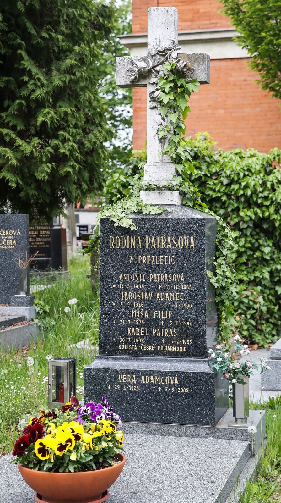 Hrob policisty Karla Patrase, na který kameník omylem vytesal titul Dádina tatínka.