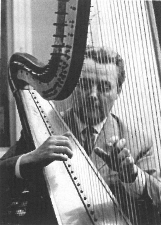 Karel Patras s harfou.