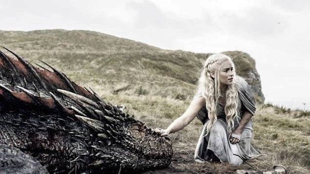 Na severoirské hoře Binevenagh se natáčela jedna ze závěrečných scén 5. série, ve které Daenerys objevila svého zraněného draka.