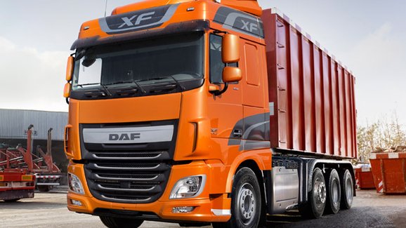 DAF uvádí nové čtyřnápravové modely XF a CF Euro 6