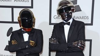 Grammy ovládlo francouzské duo Daft Punk, které dorazilo v helmách a neřeklo ani slovo