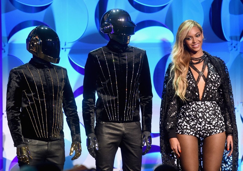 Daft Punk a zpěvačka Beyoncé.