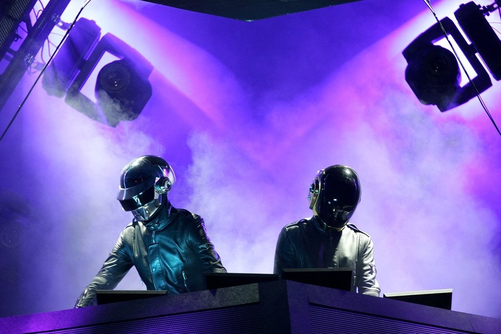 Daft Punk při svém vystoupení.