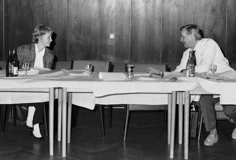 Dagmar Burešová diskutuje v Milovech s místopředsedou SNR Ivanem Čarnogurským, bratrem tehdejšího slovenského premiéra