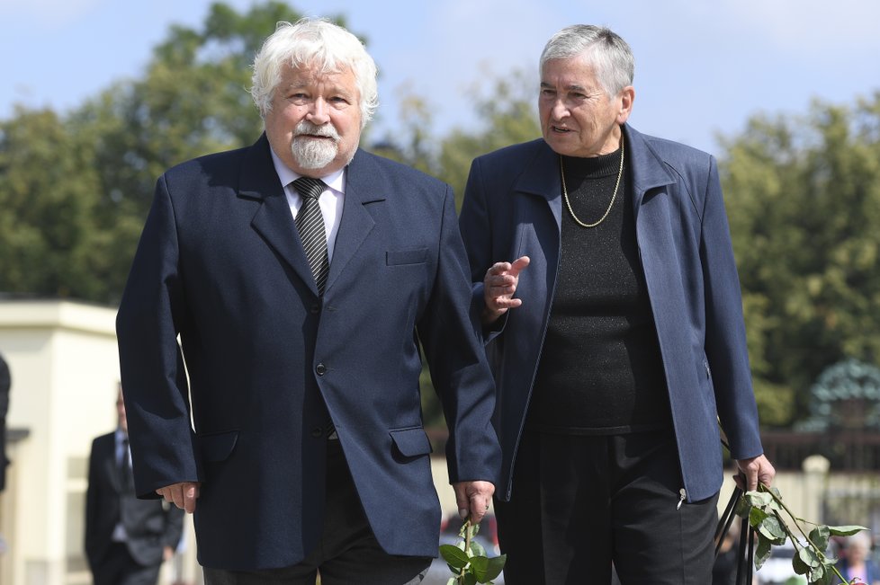 Pohřeb exministryně Dagmar Burešové: Petr Pithart a Vlasta Štěpová.