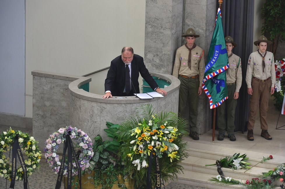 Advokát Tomáš Sokol na pohřbu Dagmar Burešové