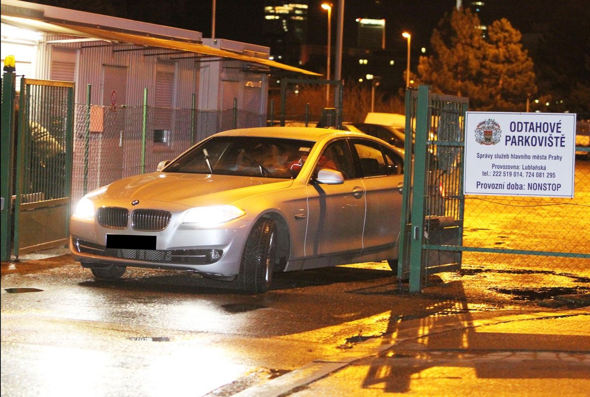 23:40 - »Dročkař« odjíždí s BMW paní Dagmar a míří zpět k jejímu domu.