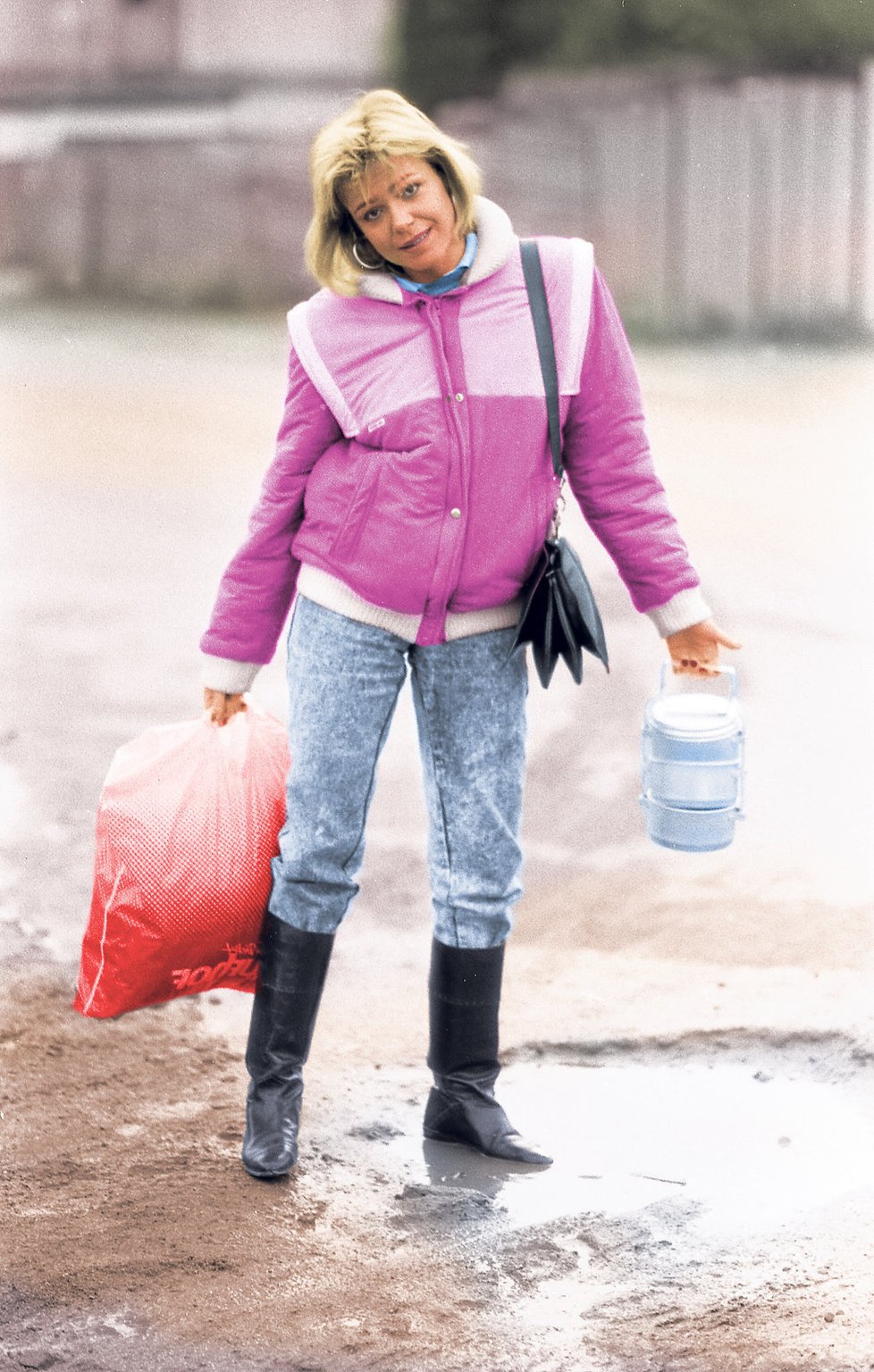 1977: Mladá začínající a nadějná herečka Dagmar Veškrnová se vleče s nákupem.