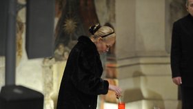 Paní Dagmar se do Pražské křižovatky vrátila potřetí, aby zapálila u manželovy rakve svíčku...