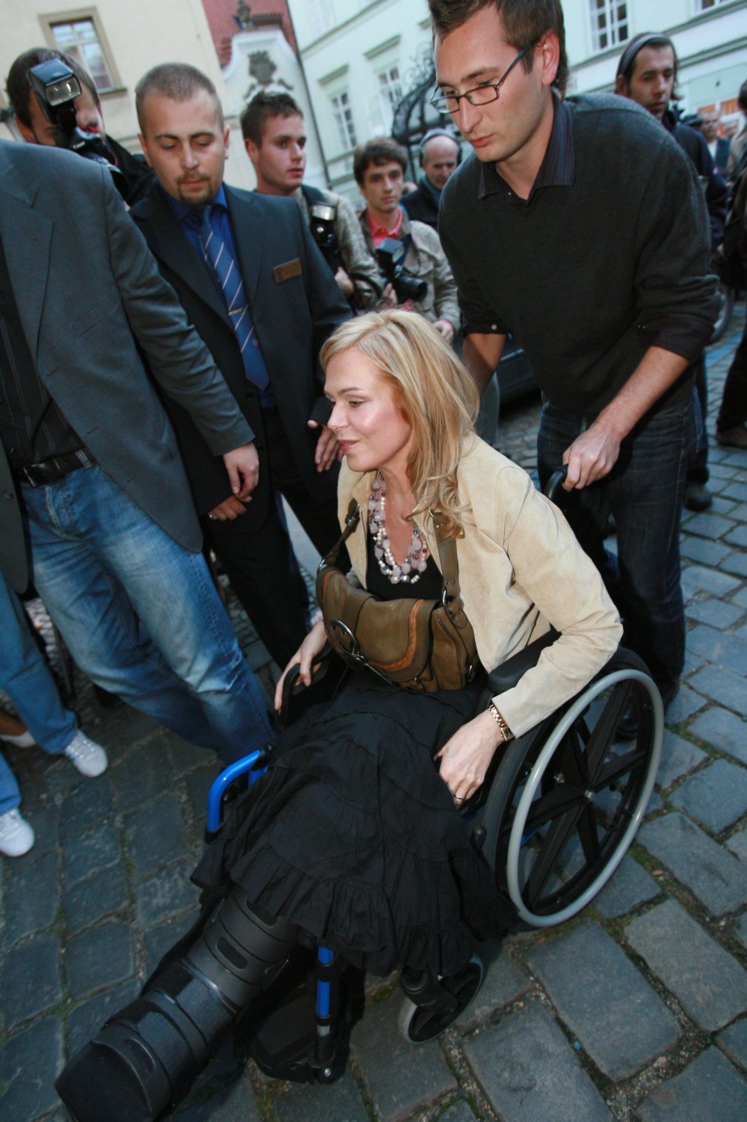 Kvůli zraněné noze se Havlová pohybovala na vozíku i v roce 2006.