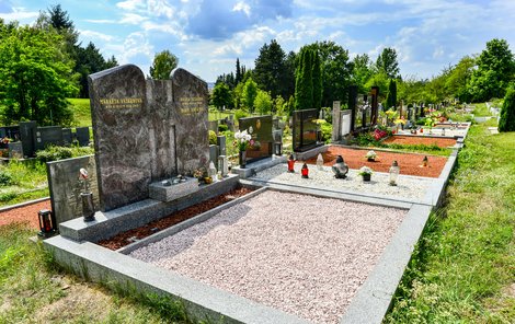 Paní Veškrnová spočinula na brněnském hřbitově vedle svého manžela Karla.