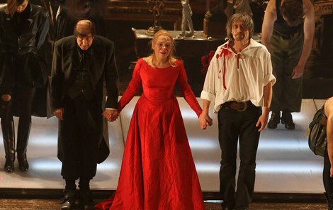22:00 - Uplakaná Havlová na děkovačce po představení. Za ruku ji drží představitel Cyrana Martin Stropnický (vpravo) a Václav Vydra alias Raguenau.