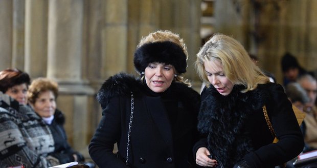 Dagmar Havlová s dcerou Ninou ve svatovítské katedrále během zádušní mše za V. Havla (18.12.2016)