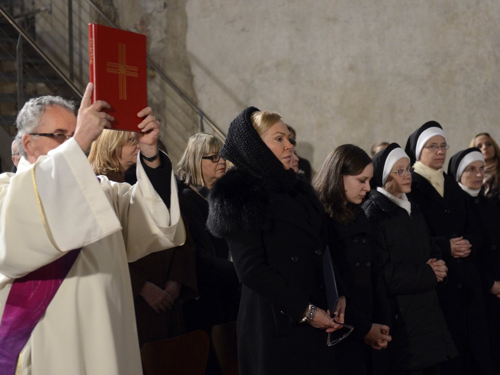 Dagmar Havlová vyrazila na zádušní mši v černém kožichu a šále.